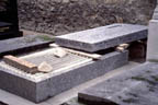 montparnasse/sculpture/gravestone